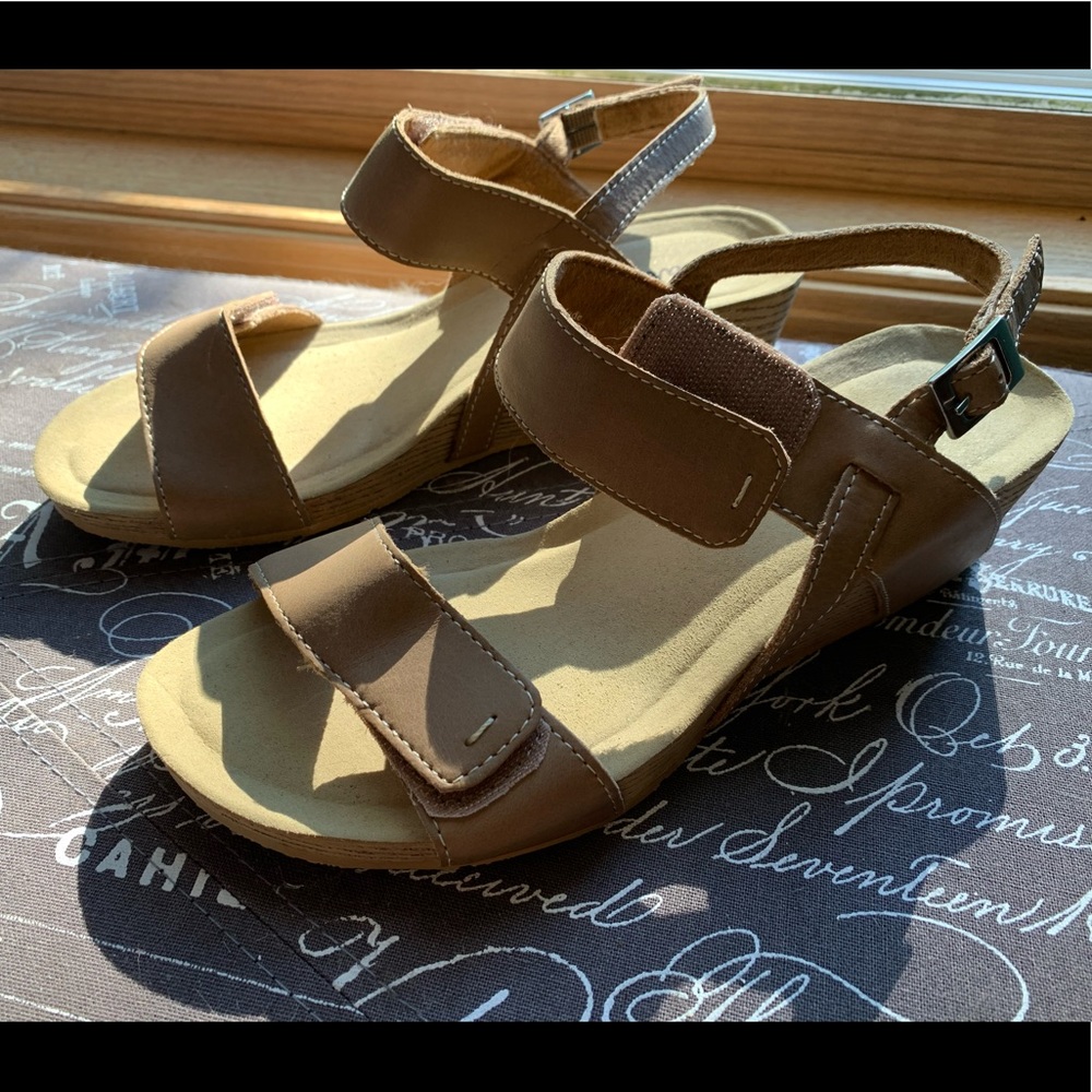 Clarks women’s wedge sandals tan sz 7